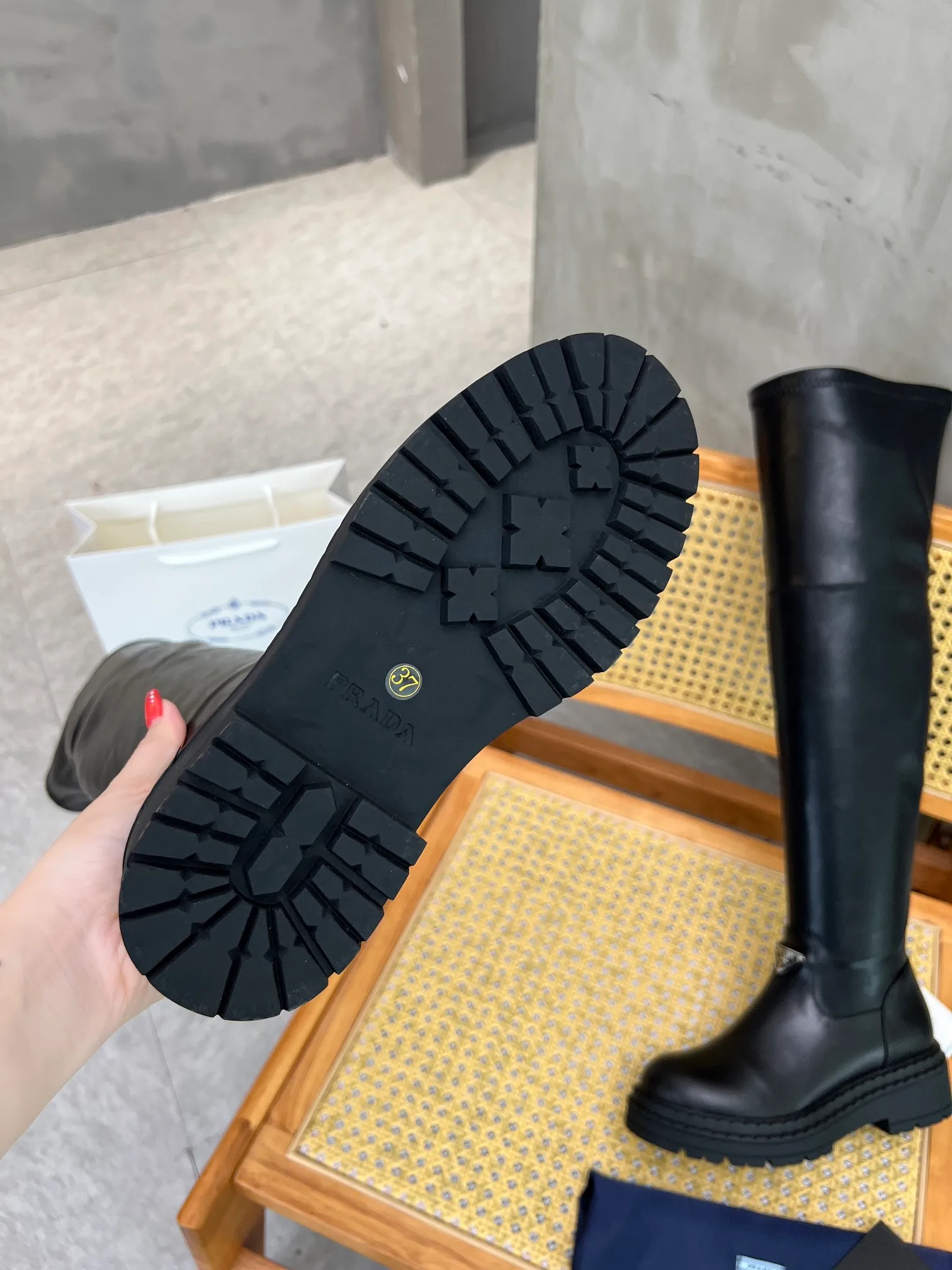 👟👟Ex-factory price 640👟👟 PRADA's top version of platform platform thick-soled pocket triangle logo. The original version is 1:1 customized and has been used by many Internet celebrities. This shoe has injection molded triangular letter luogo technology, which is very popular this year. Stretch boots can be worn for both leisure and sports... ❶Material: Customized cowhide ➕Boot elastic Pu. Injection-molded triangle logo ❷Inner lining: customized sheepskin ❹Outsole: original molded rubber outsole ❺Sole thickness: 4.5cm ❻Size: Women's 35-41.